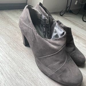 Grey pumps